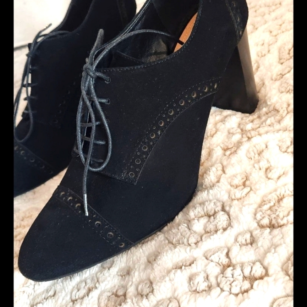 Tahari Size 9 Booties with stitch embellishments
